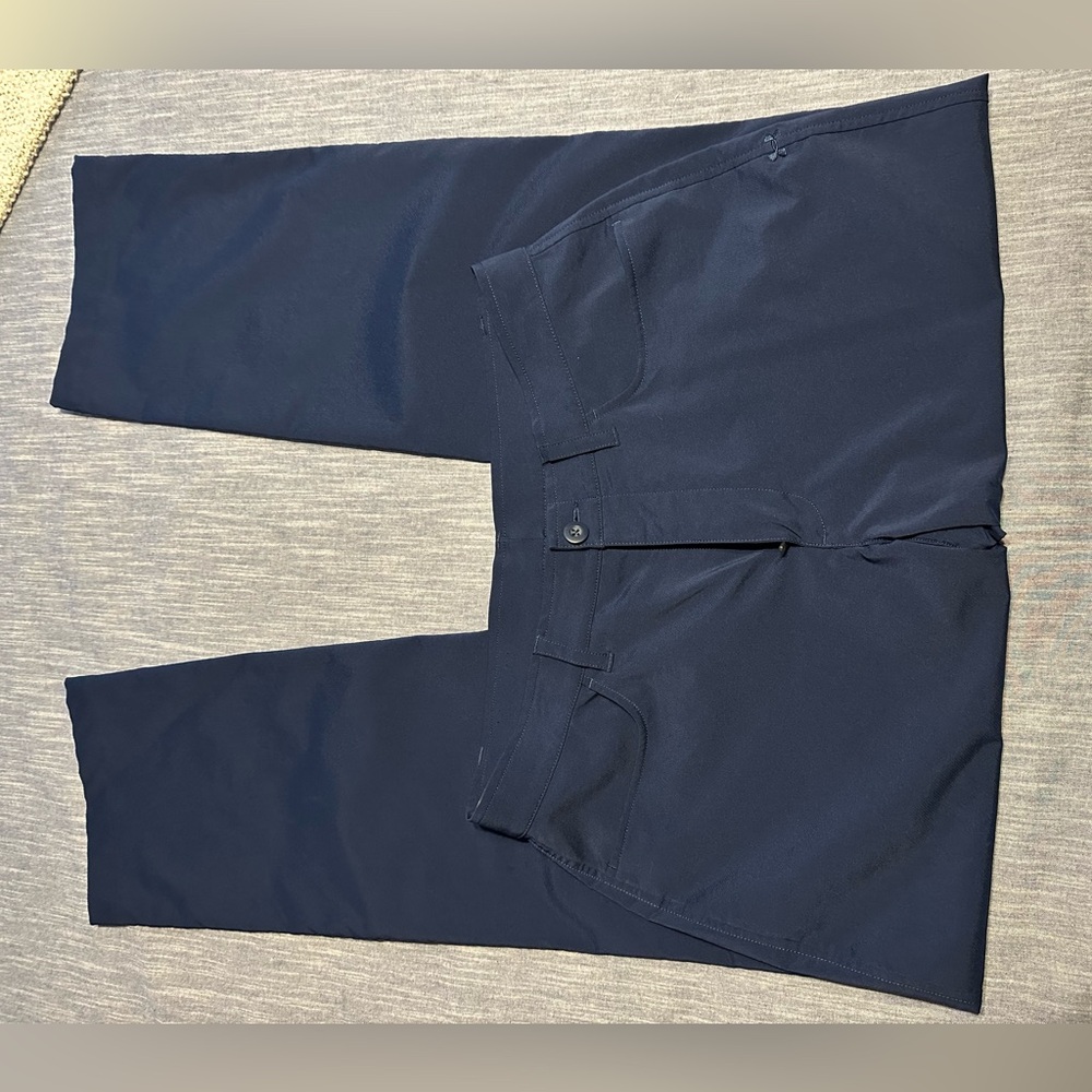 Men’s new under armour loose fit golf pants.